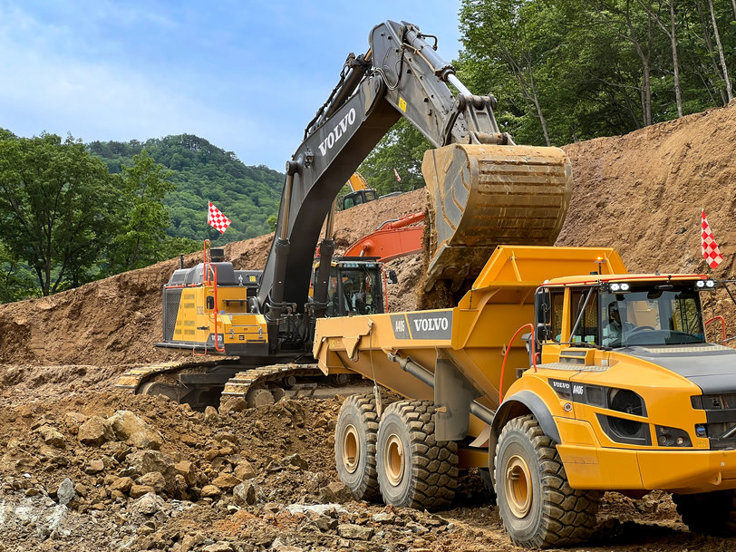 Large-scale Japanese Solar Plant selects Volvo CE